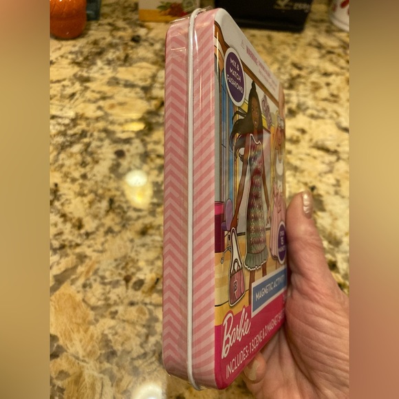 🎁NEW! BARBIE Magnetic Activity Kit. Mix n match Fashions In Tin - Picture 3 of 3